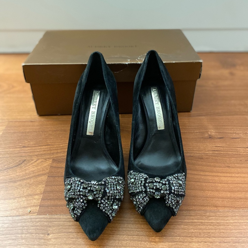 NWT Gorgeous Audrey Brooke Suede Bow Heels